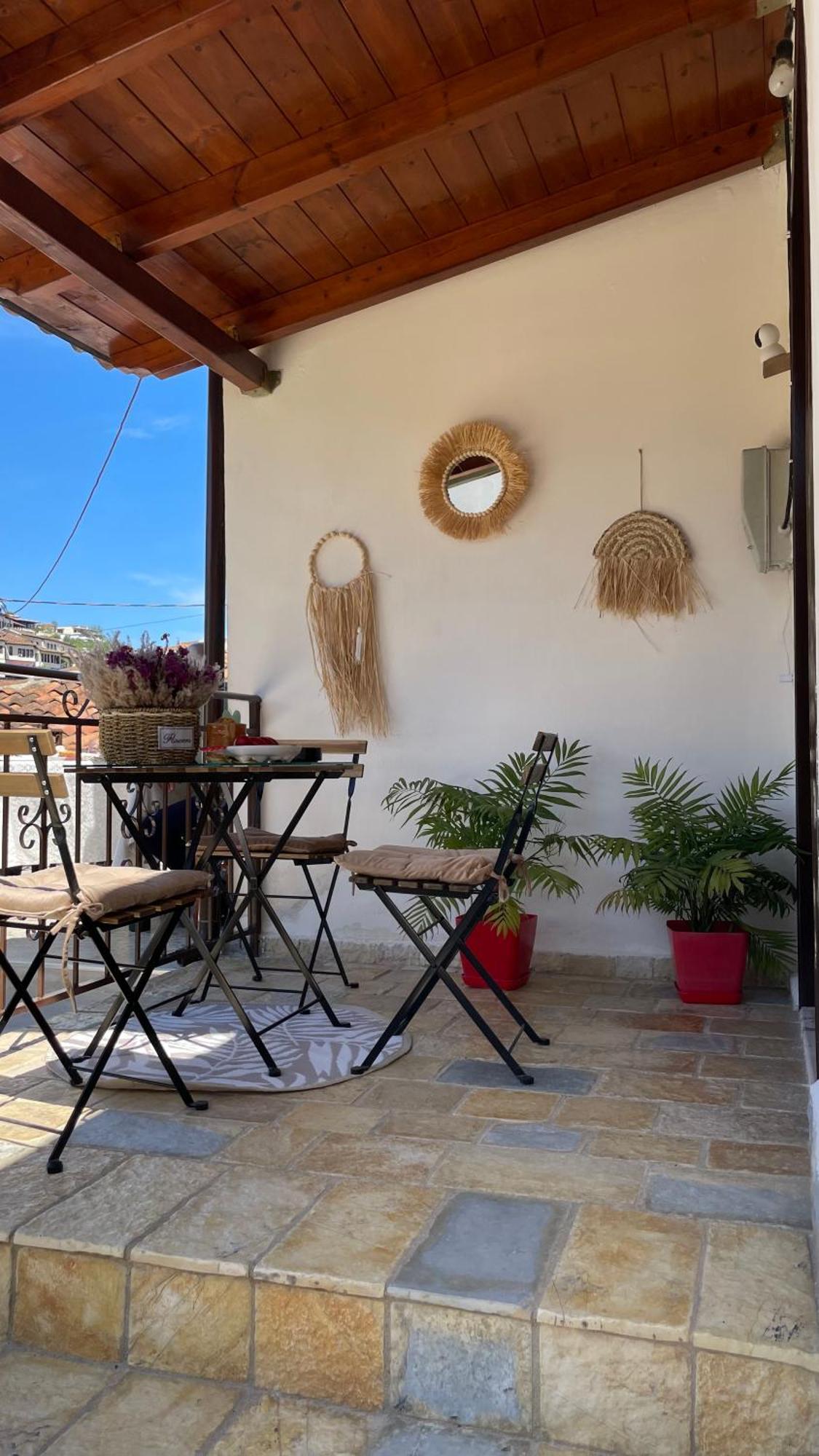 Meroli Guesthouse - Unesco Quarter Berat Exterior photo